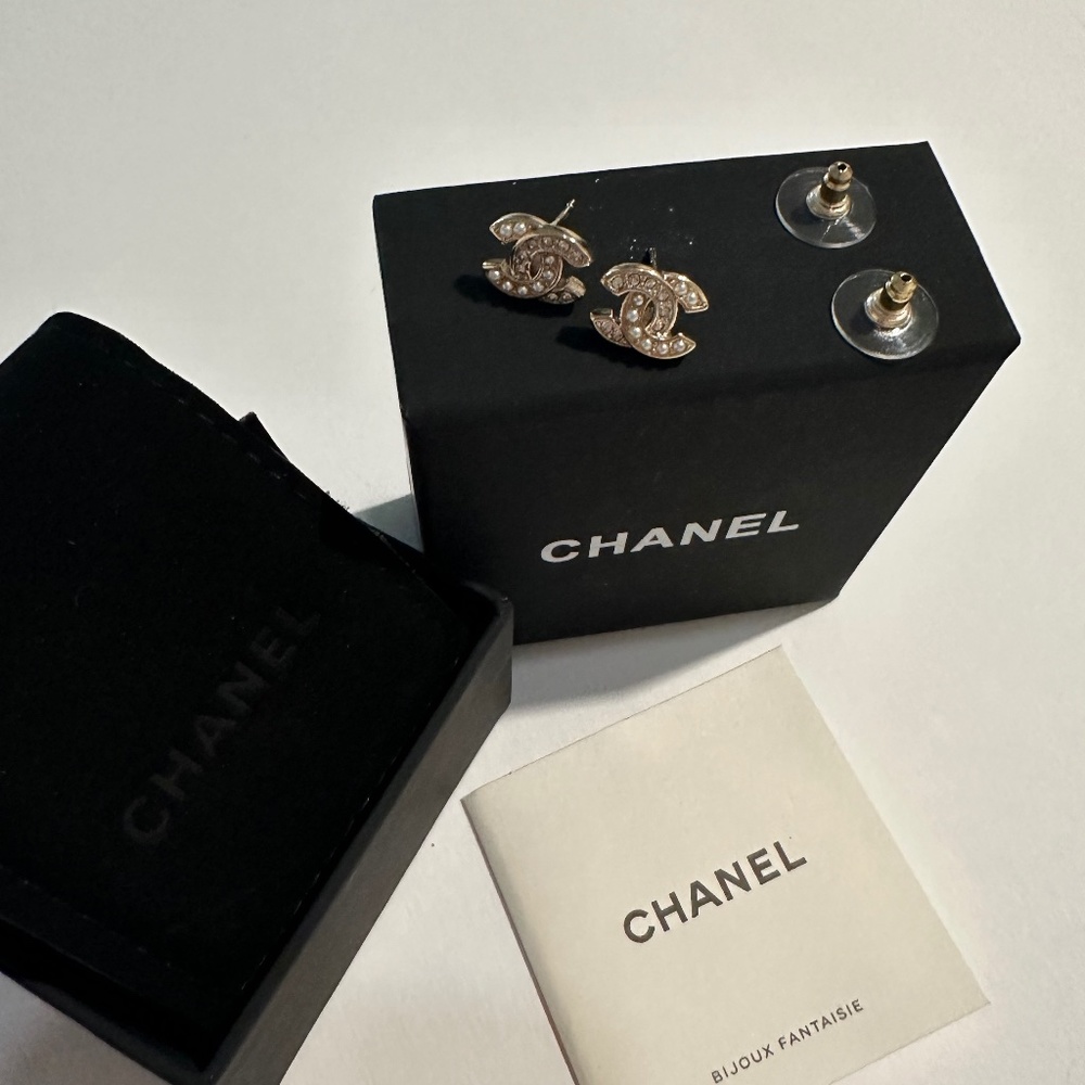 Cute CHANEL Authentic tiny Earrings  gold tone
